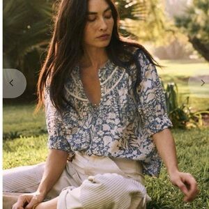 THE GREAT. Storyteller Top. Mariner Blue Island Floral. Size 1 (small)